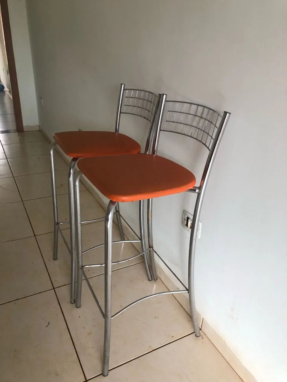 Par de Banquetas de Metal com Assento Laranja
