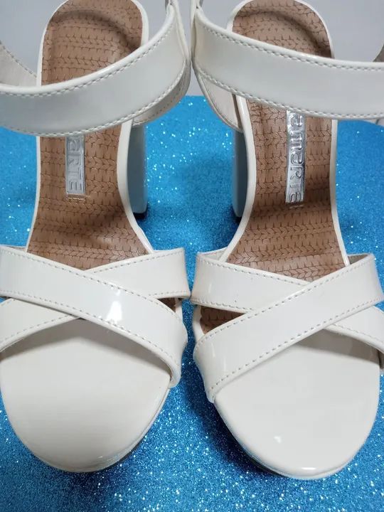 Sandália cor creme, Via Marte  - Foto 4