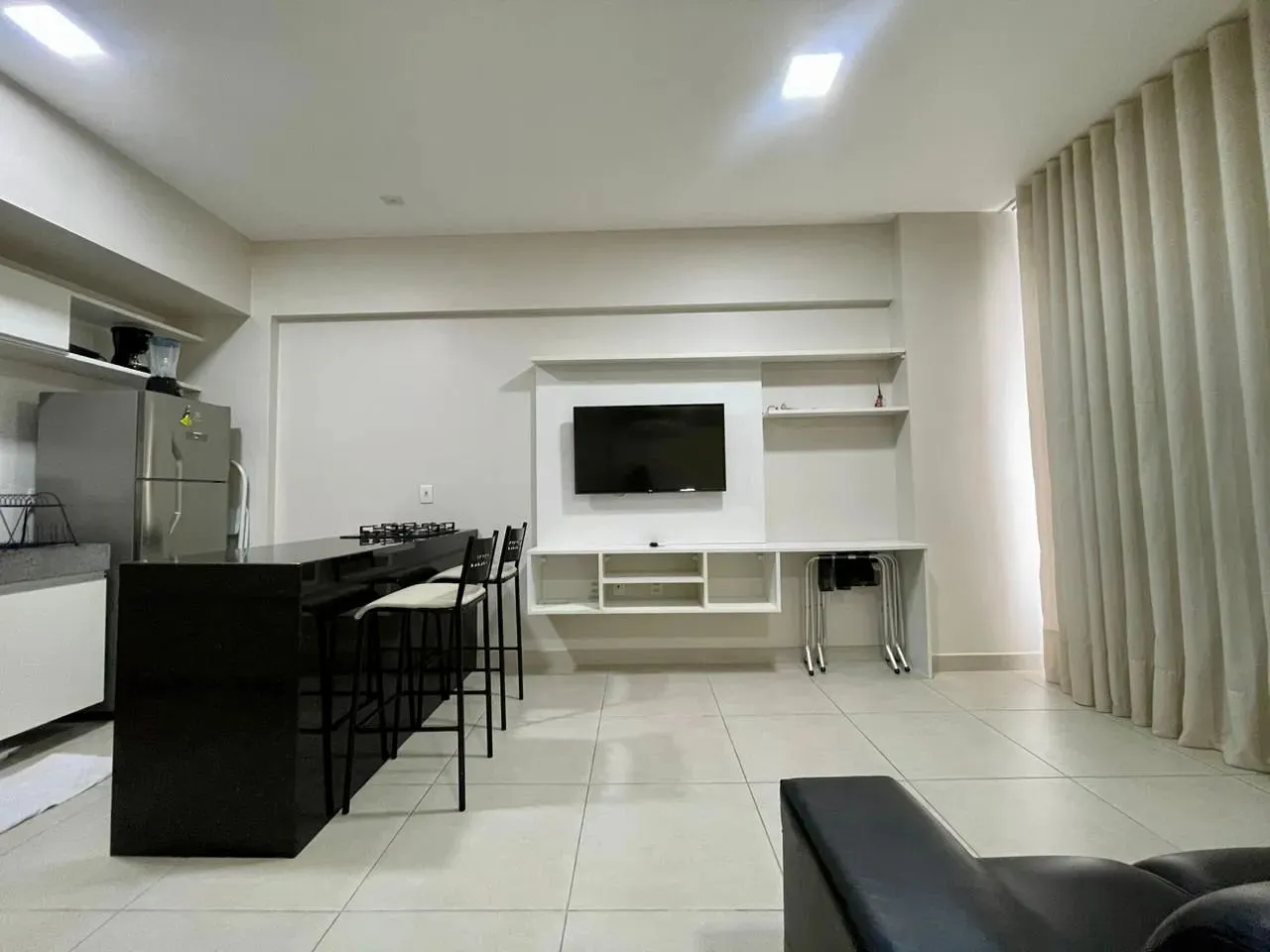 Studio Unique para venda dispõe de 40m², quarto, sala e cozinha integrados com 01 vaga de