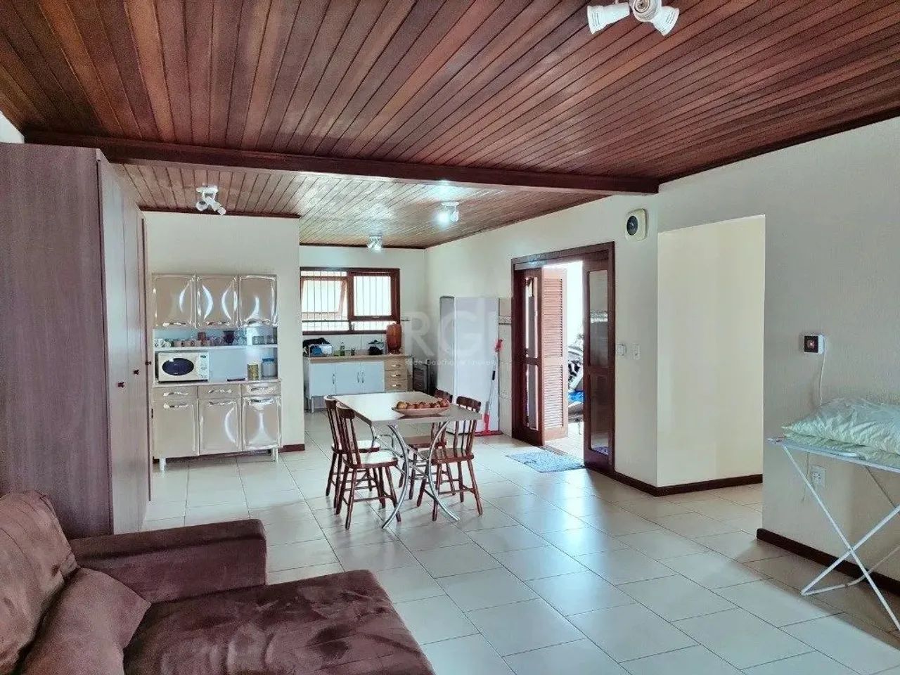 Ampla casa Térrea a venda com 2 dormitórios, sala, cozinha conjugada, 2 banheiros, sendo 1