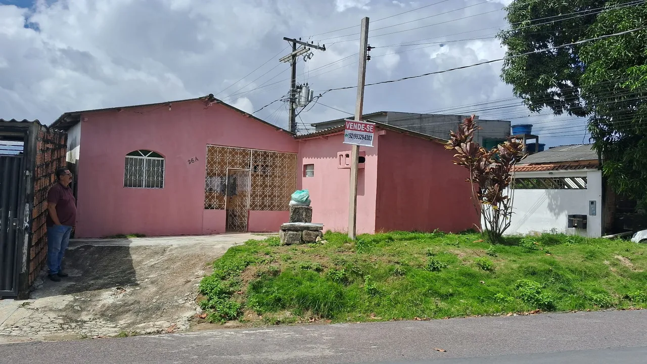 Casa 2 qtos 2 kitnets no Novo Aleixo