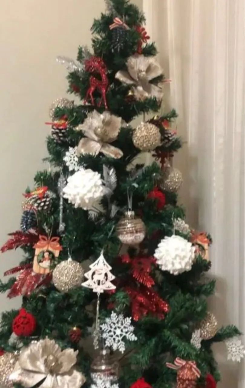 Árvore de Natal Decorada - Foto 2