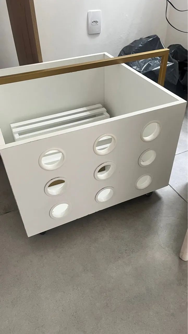 Vendo 2 caixas de brinquedos em excelente estado com rodinhas