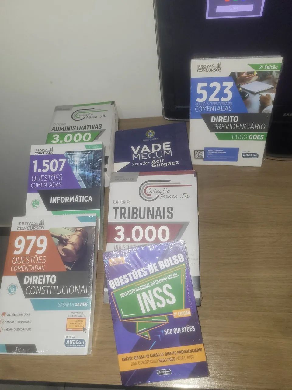 Doação: livro de questões de concursos e vade mecum