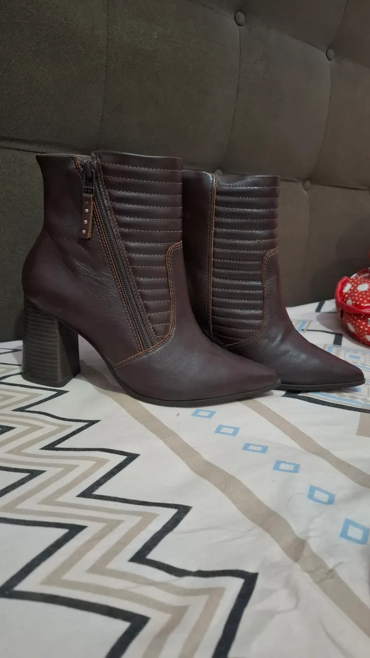Bota feminina cano curto marrom