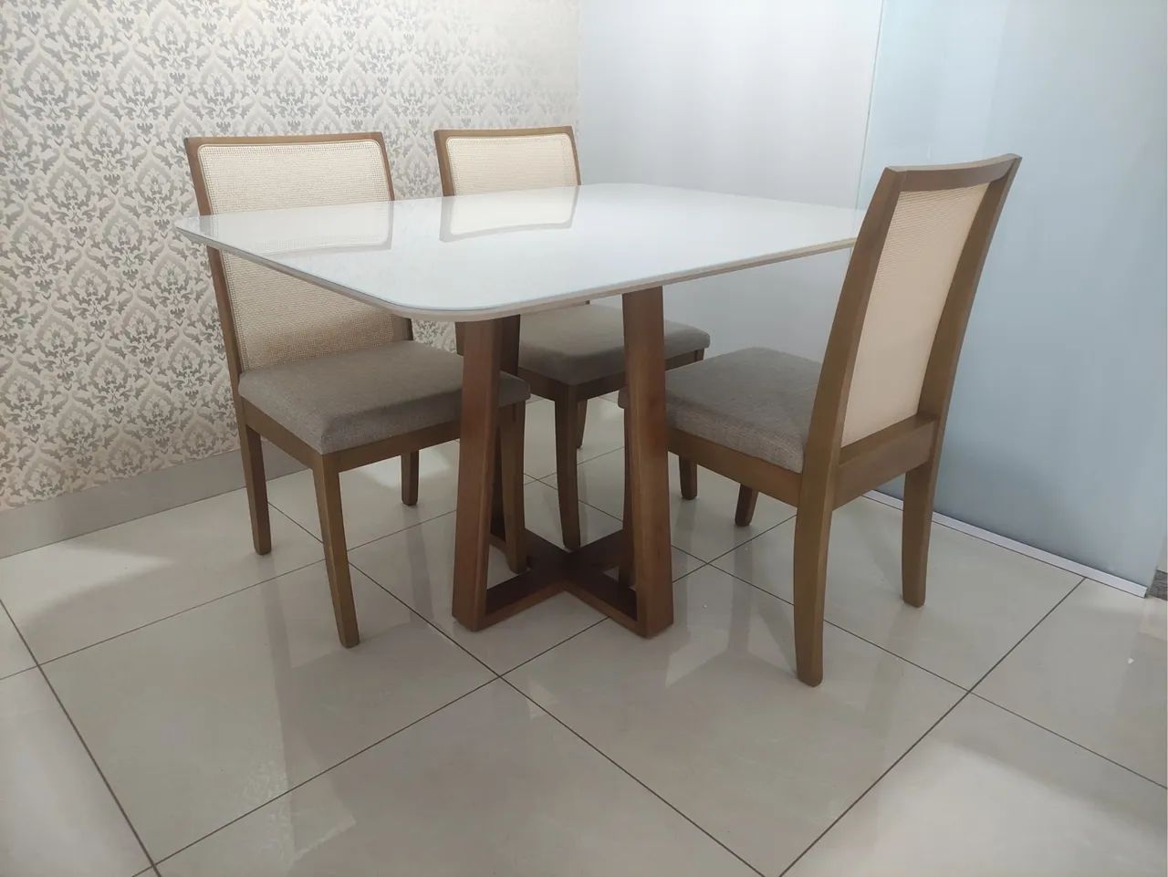 Mesa de Jantar com 4 cadeiras de madeira  - Foto 3
