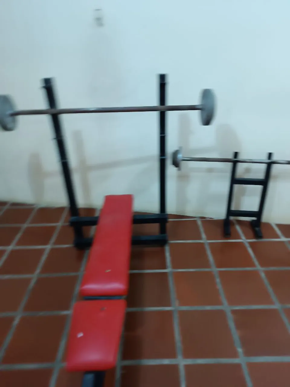 Banco de Supino ajustável com barras longas halteres dumbels