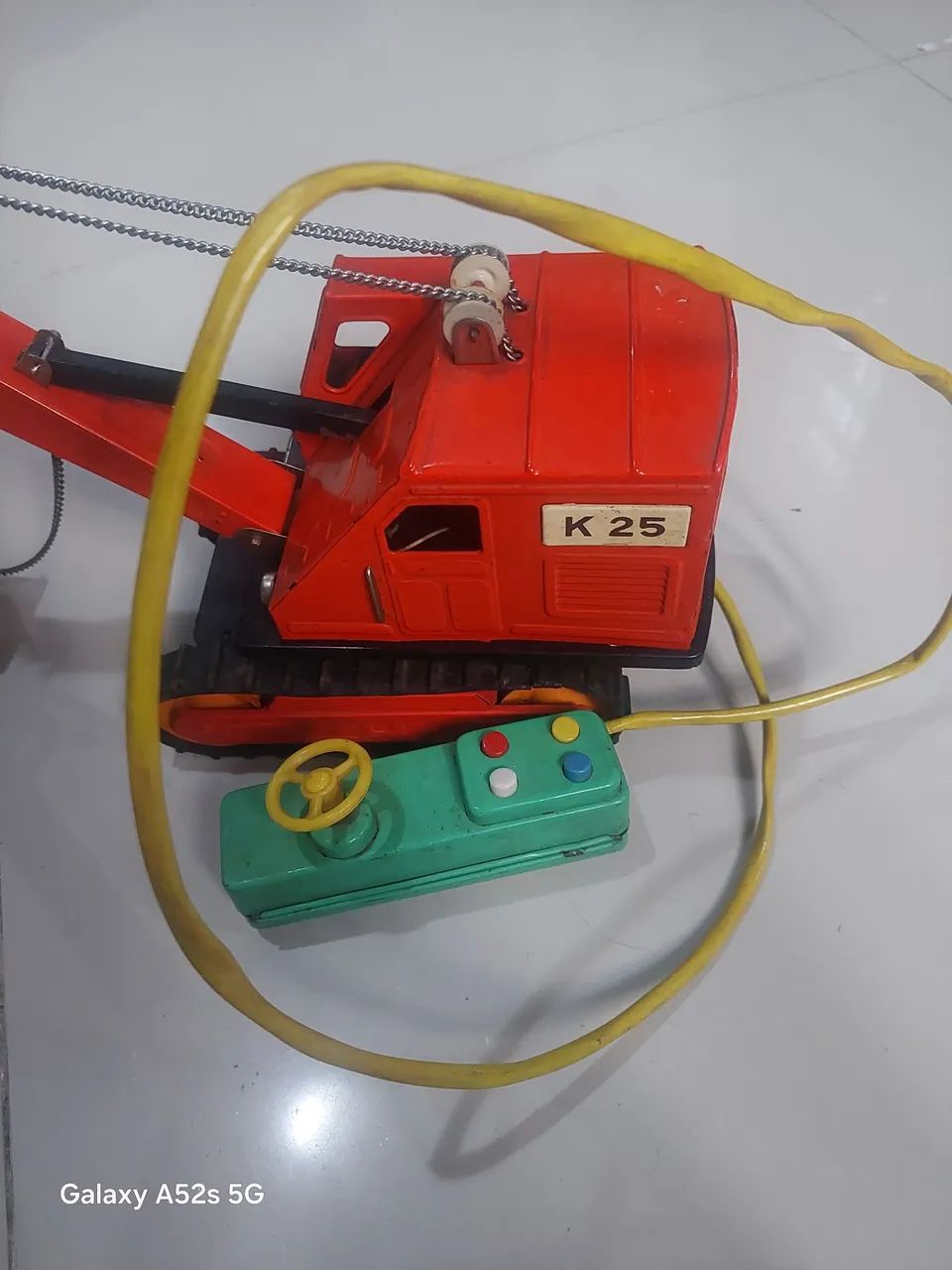Escavadeira de brinquedo vintage rara  K25 com controle remoto - Foto 3