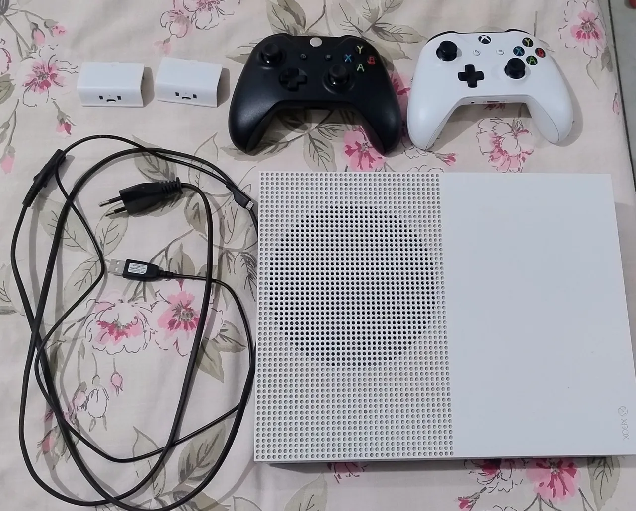 Xbox One S com 2 Controles e Acessórios