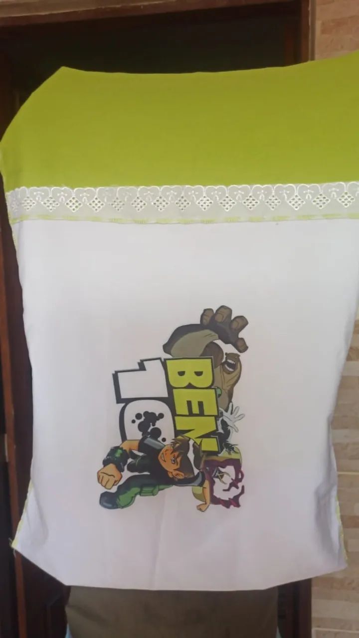 1 lençol, 2 cortinas e uma fronha 