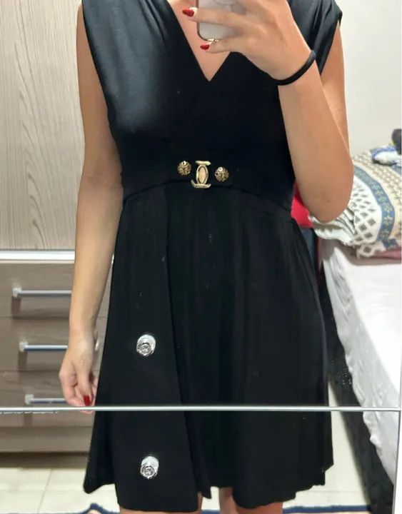 Vestido preto com detalhes em dourado