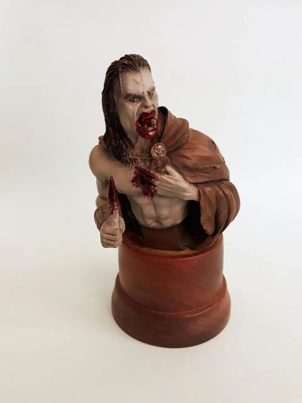 Miniatura busto vampiro cético. 