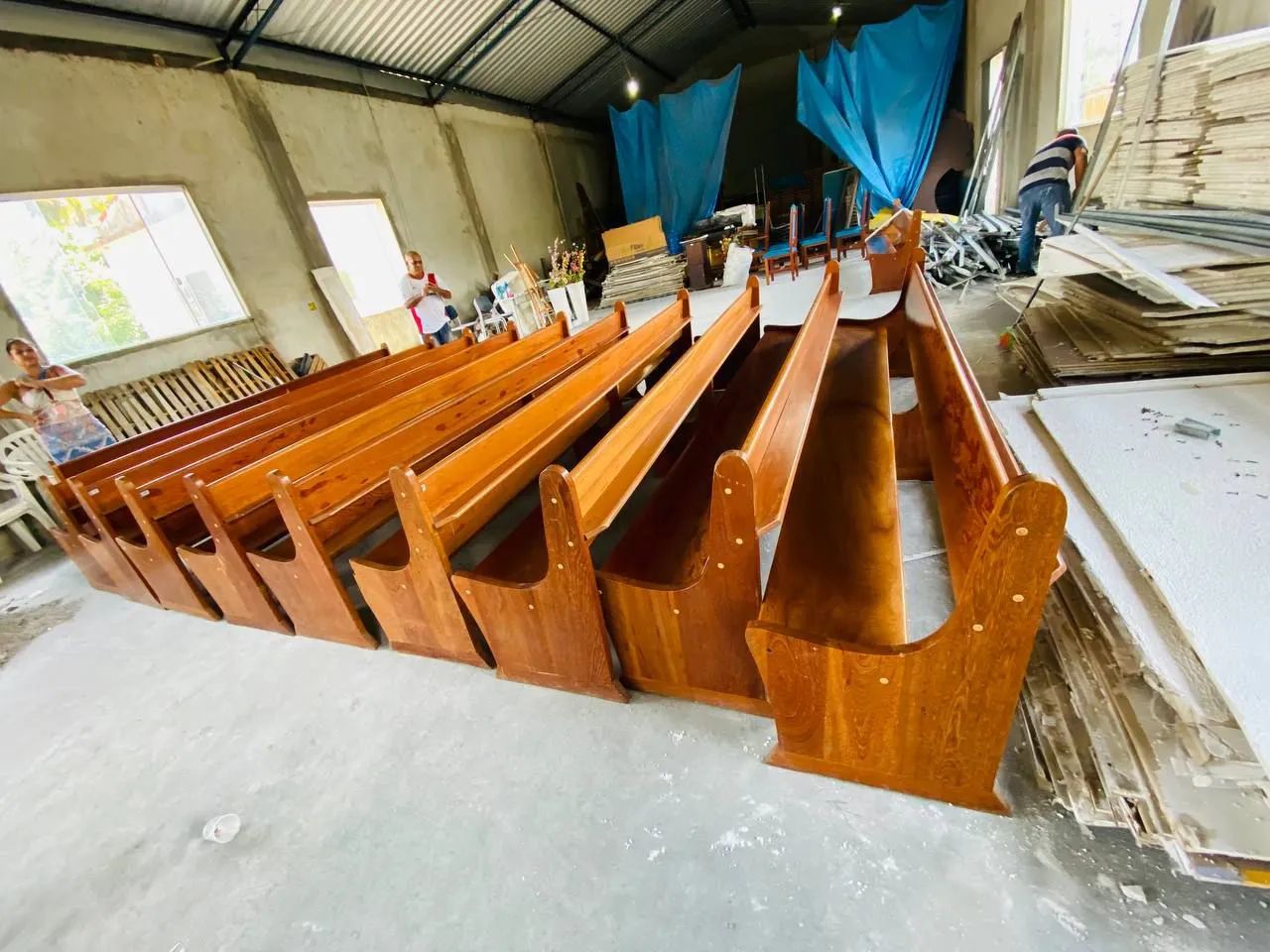 10 bancos de Igreja em Madeira e  10 cadeiras 