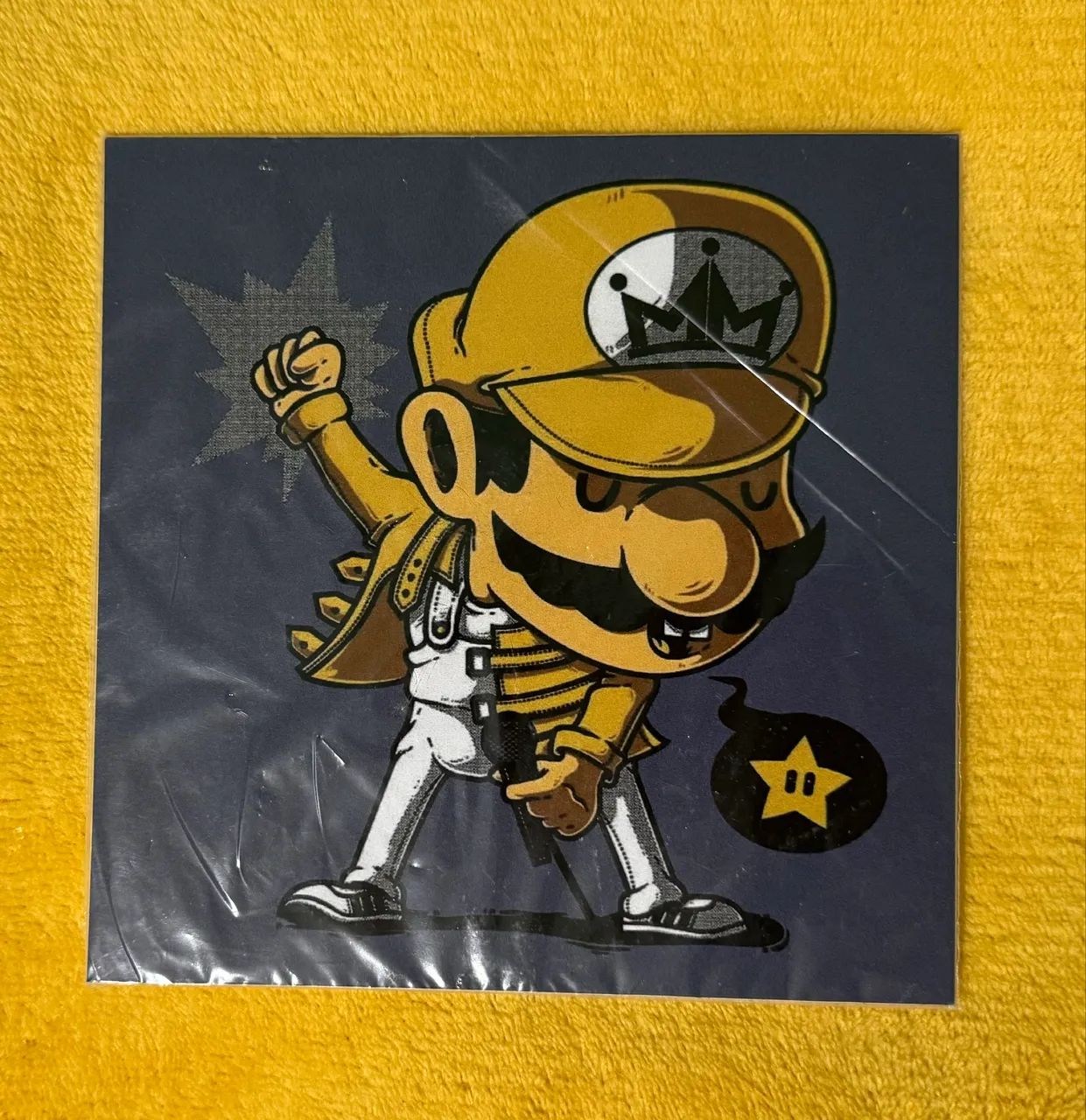 Placa com adesivo do Mario Freddie Mercury