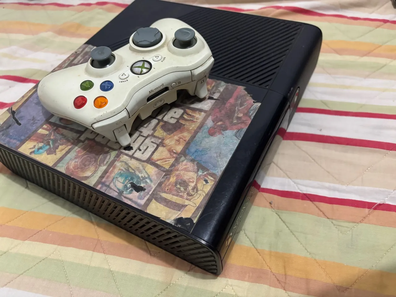 Xbox 360 com Controle e Skin GTA