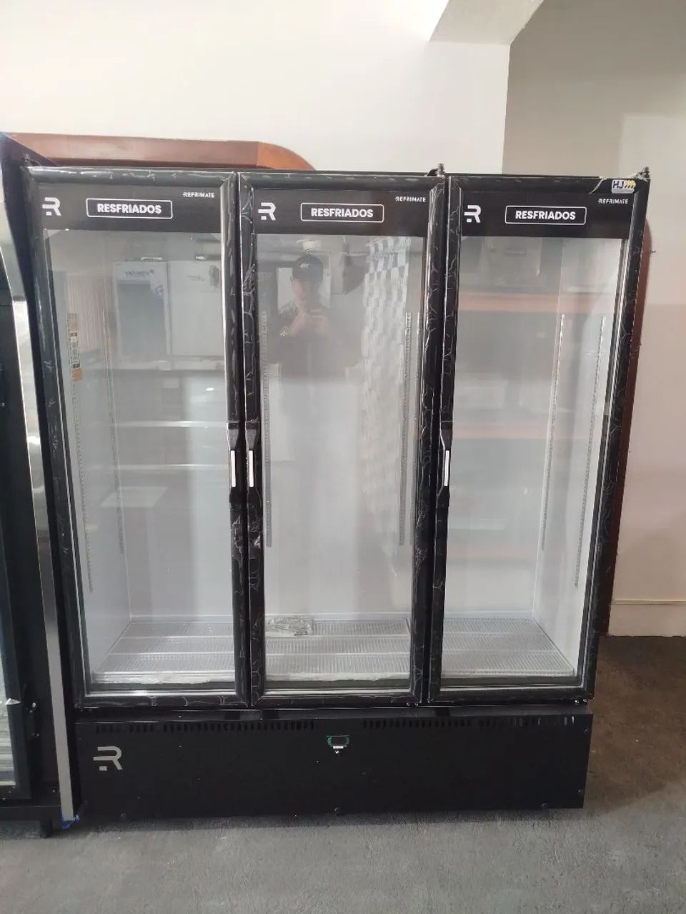 R1 Expositora 3 portas para bebidas Refrimate