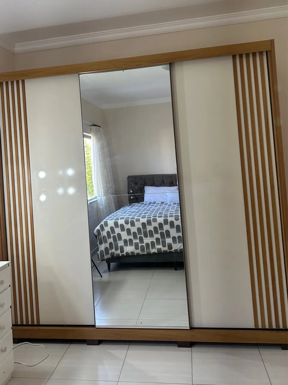 Guarda-roupa de casal com espelho