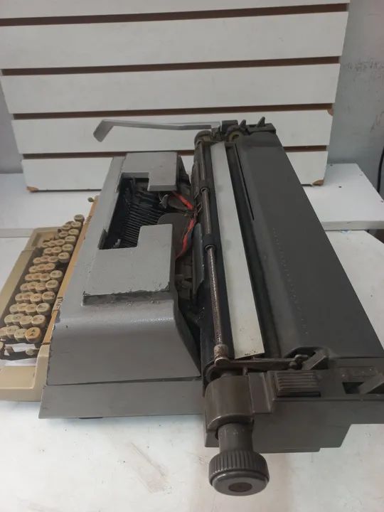  ANTIGA Máquina de escrever Olivetti Linea 98 - Foto 2