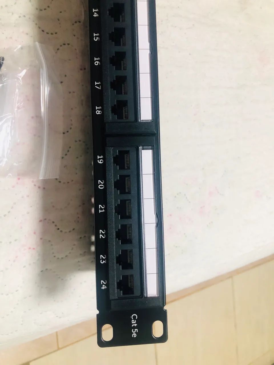 patch panel da marca Intelbras, modelo PP524, com 24 portas para cabos de rede Cat5e. - Foto 4