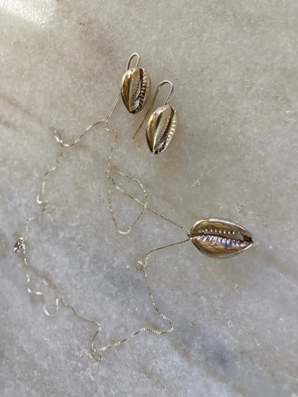 Conjunto de prata  com brincos e colar com pingente de búzio. - Foto 4