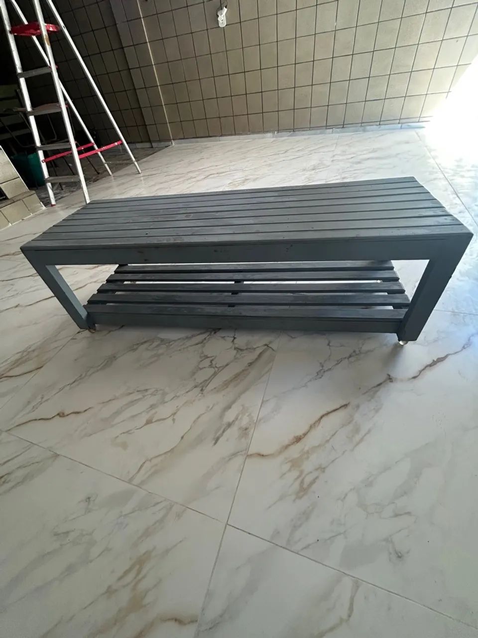 Banco de Madeira Cinza Elegante - Foto 2