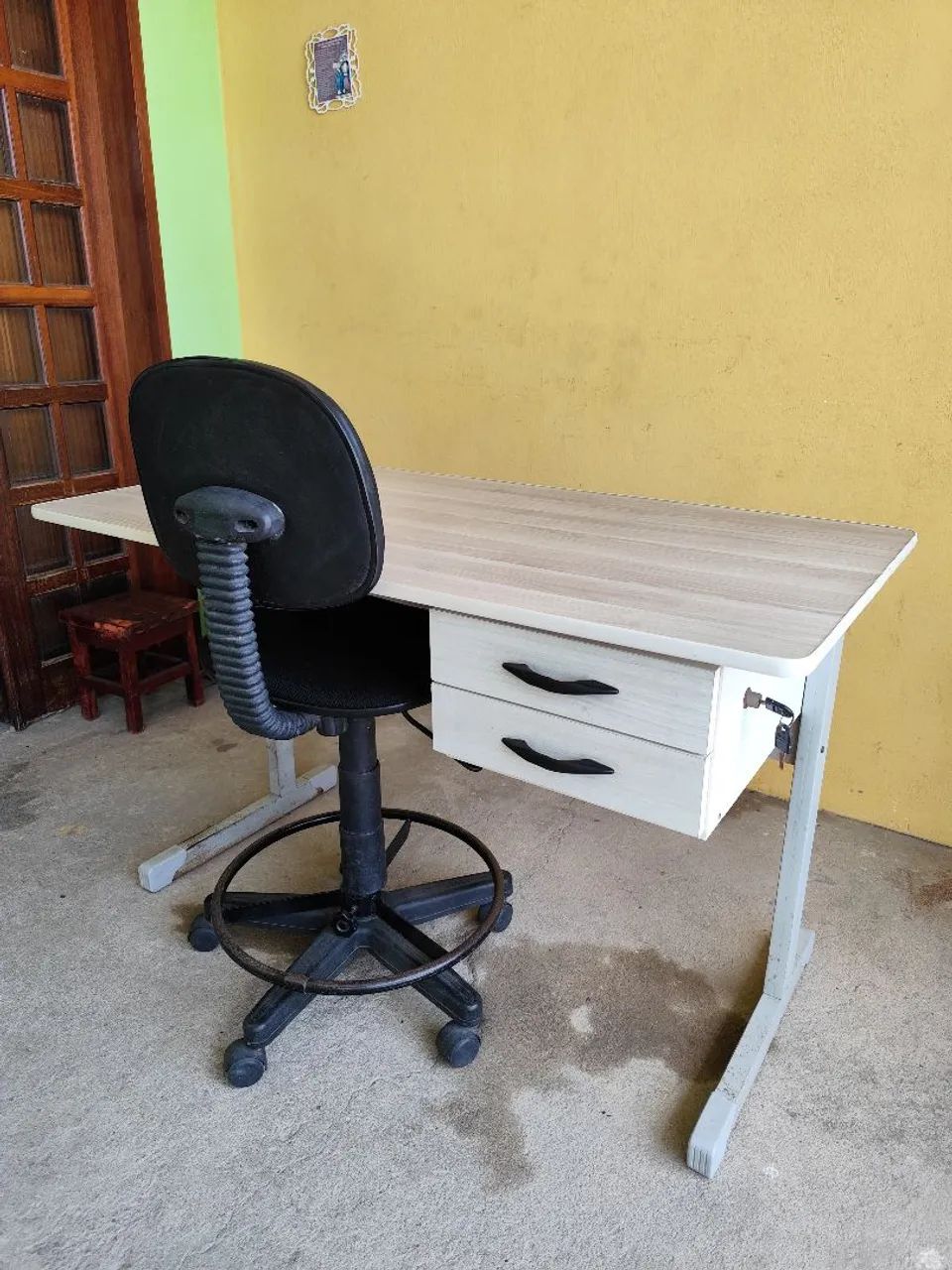 Mesa de escritório com gavetas e cadeira