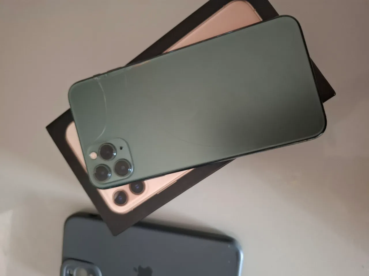 Vendo iPhone 11 pro Max 256gb, traseira trincada. Fora isso, aparelho ótimo 1 ano de uso.