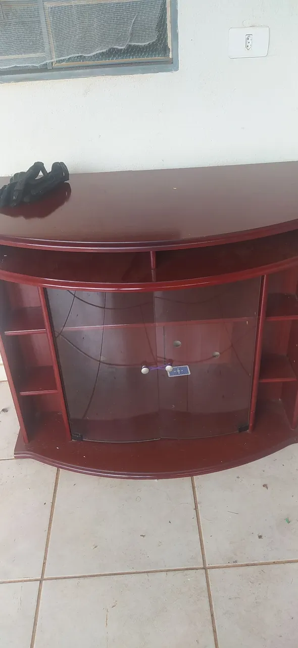 Rack com armário de vidro em baixo