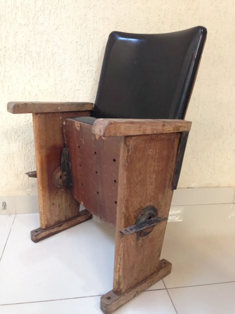 Cadeira Antiga Cinema -Usada -  *LEIA* - Foto 3