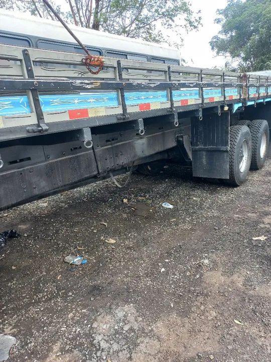 Caminhão com pneus em ótimo estado - Foto 2