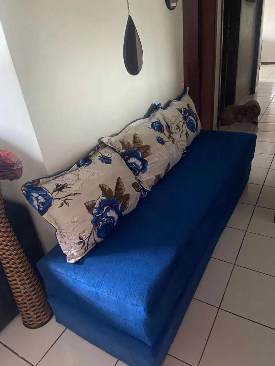 Sofá Azul com Almofadas Florais64861426506241123