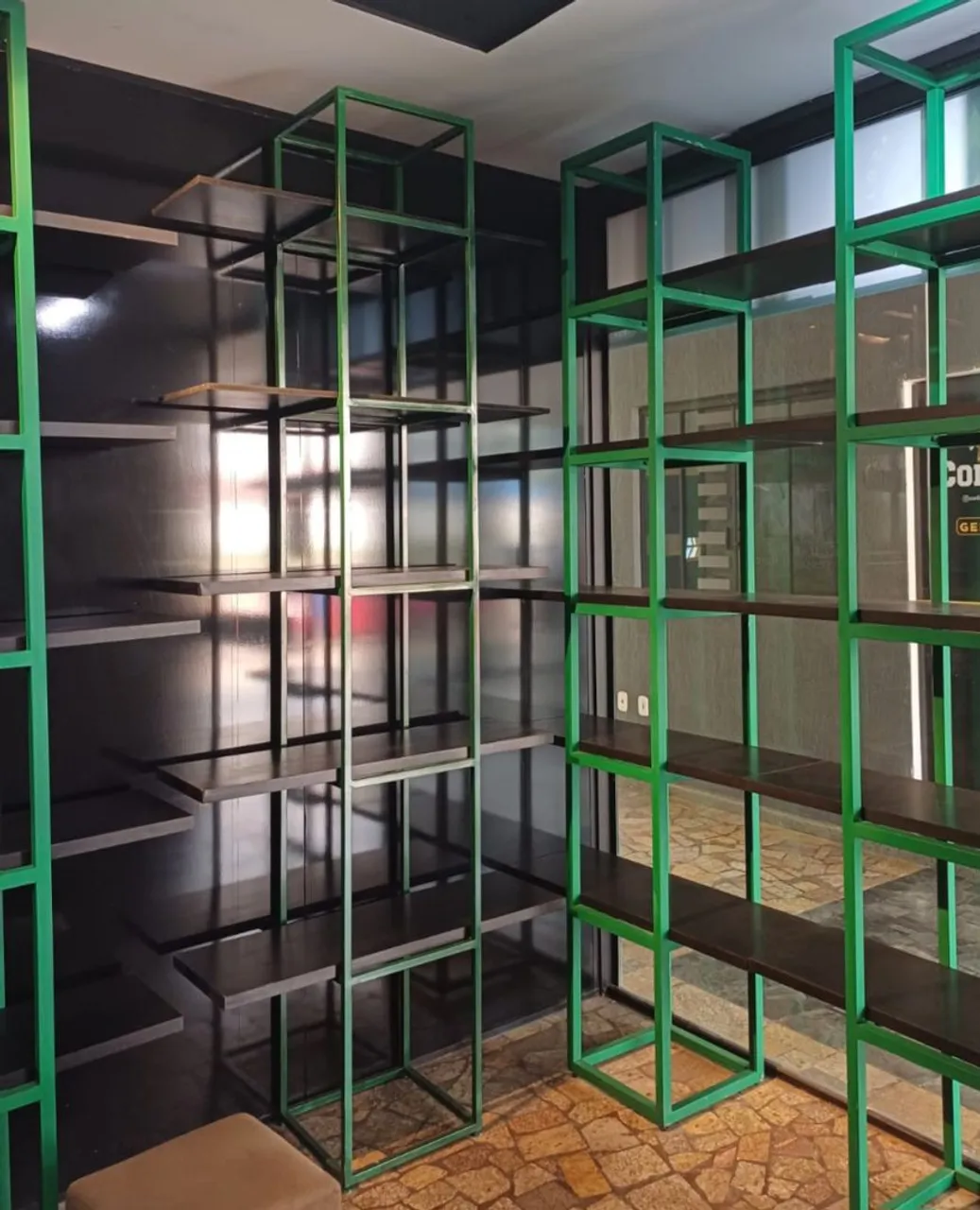 Estantes de metal e madeira com design moderno