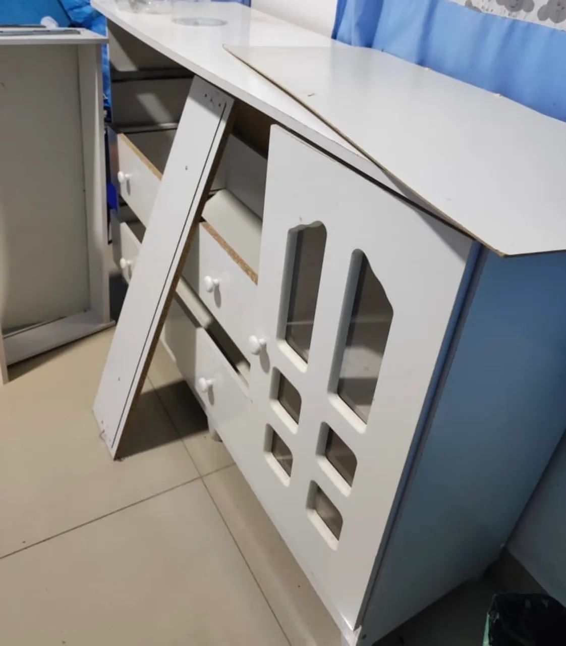 Cômoda usada , está com problema em duas gavetas.