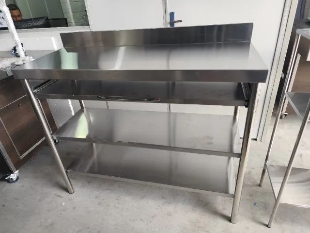 Mesa Inox 1,10x0,70 com prateleira lisa ou gradeada