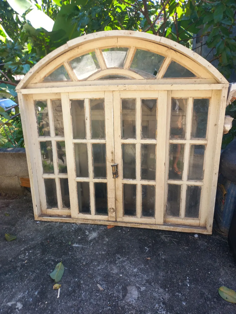 Janela antiga de madeira com design em arco
