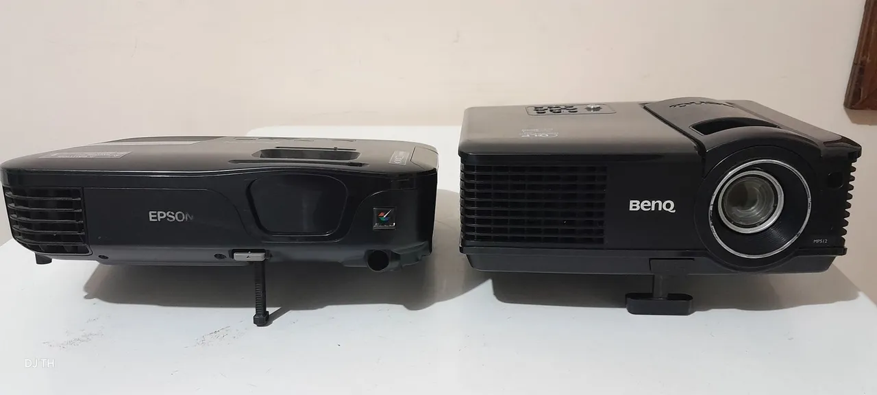 Projetores Epson e BenQ