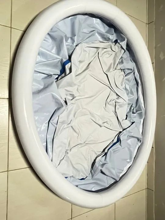 Piscina de plástico para criança brincar com segurança. A agua fica na altura do joelho..