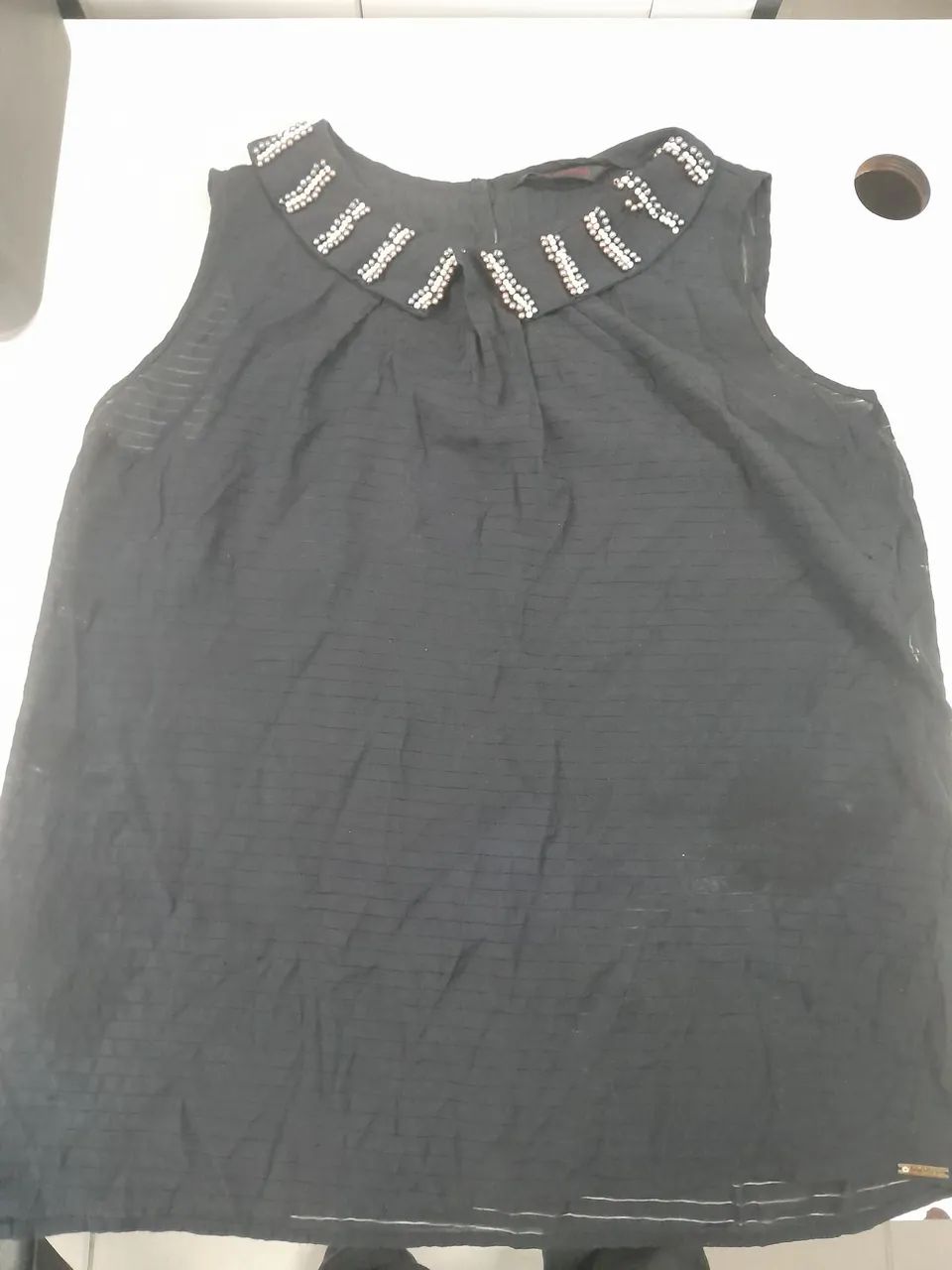 Blusa preta com detalhes em pedraria - Foto 5