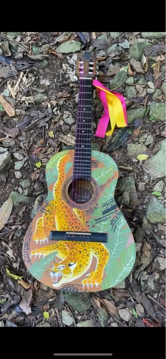 Violão Decorativa com Desenho de Onça
