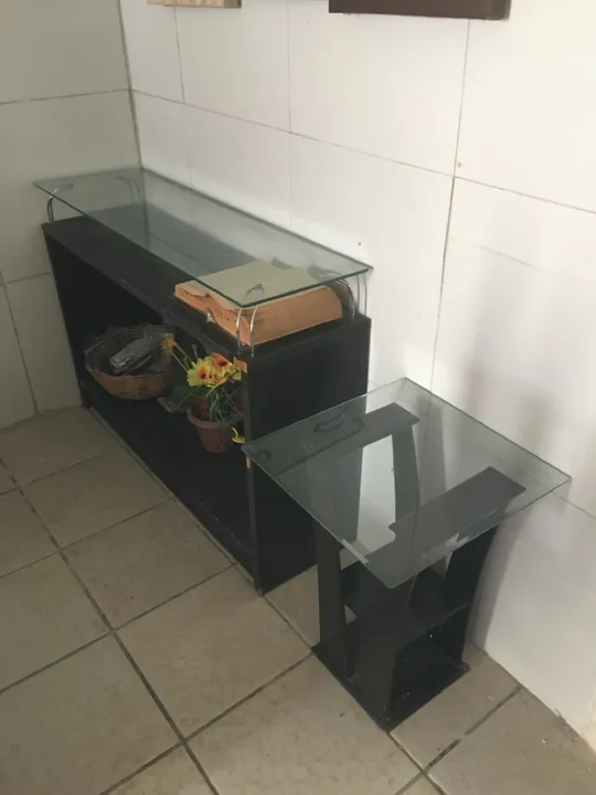 Mesa de centro em vidro e madeira com 2 prateleiras
