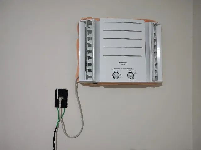 Ar condicionado Springer seminovo, bem novinho.