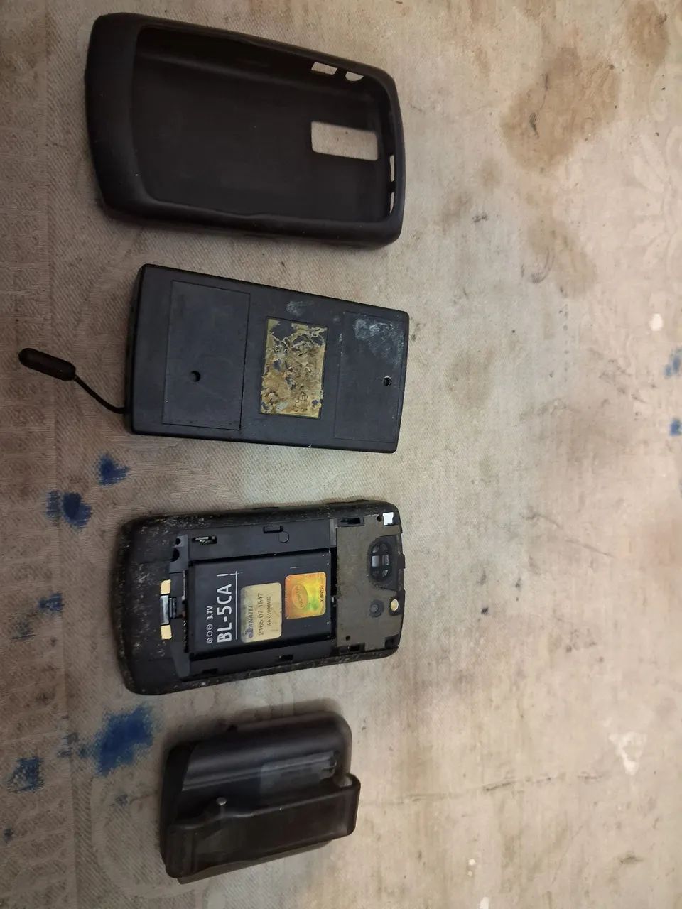 Lote celular. Telefone e um controle remoto  - Foto 2
