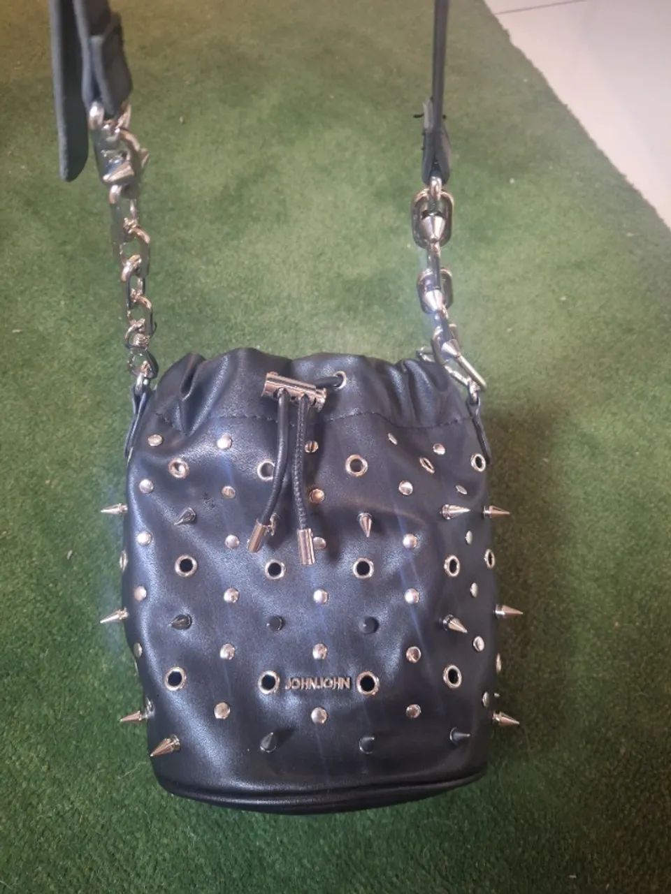 Bolsa feminina estilo bucket com spikes e correntes