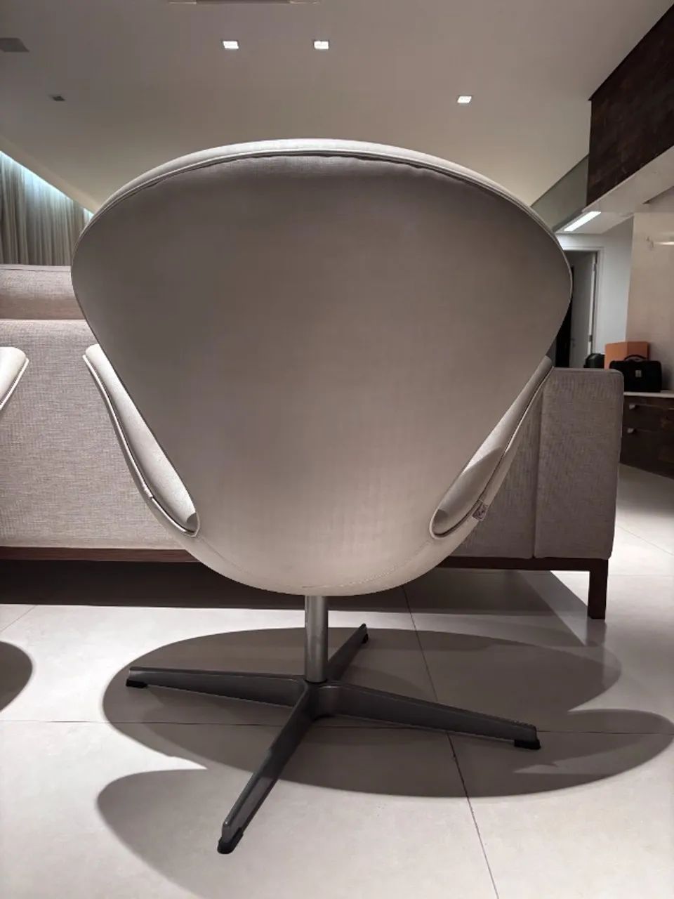 Poltrona Swan Branca (usada) - Foto 2