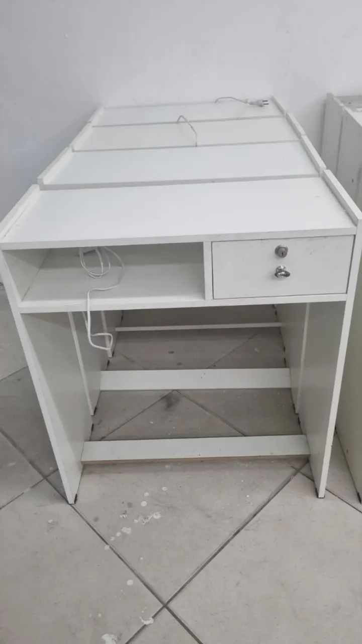 Mesa de manicure ou escrivaninha 