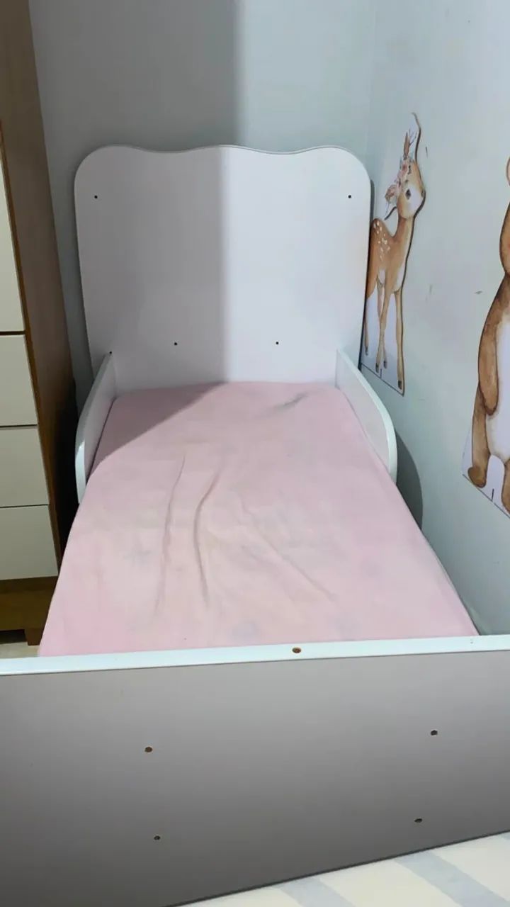 Cama infantil com colchão e bebê conforto 