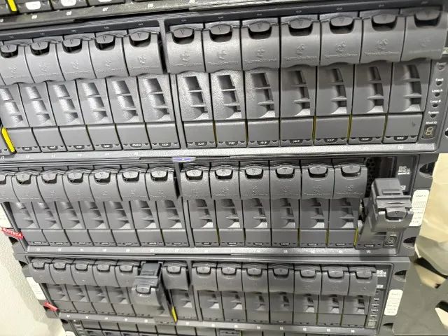 Gaveta NetApp DS4246 (A "SAS" com discos)