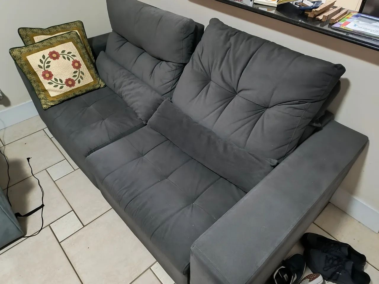 Sofá retrátil e reclinável de dois lugares!