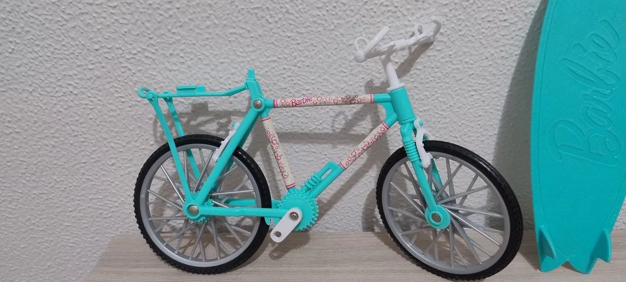 Bicicleta Barbie original Mattel + Prancha de Surf - Foto 3