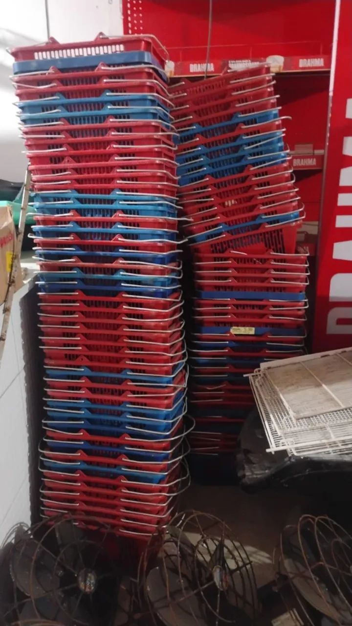 Cesta de supermercado. Valor: 23,00 reais cada. 
